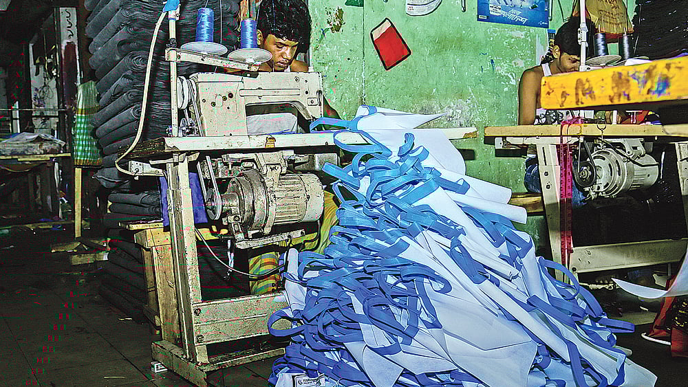 সামনে পবিত্র ঈদুল ফিতর। বিপণিবিতানগুলোতে চলছে জমজমাট বেচাকেনা। এ কারণে ব্যস্ত সময় পার করছেন শপিং ব্যাগের কারিগরেরা। গত রোববার নিউমার্কেটে।  প্রথম আলো