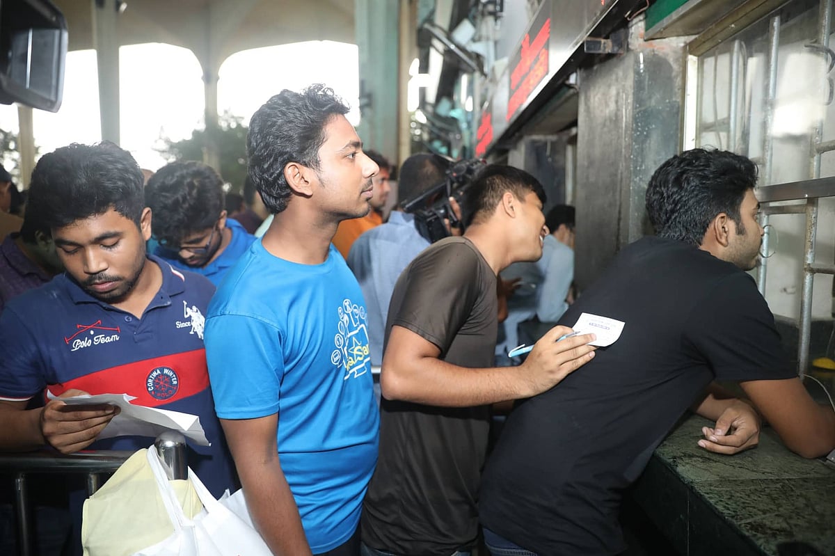 টিকিট কাউন্টারের সামনে অপেক্ষা