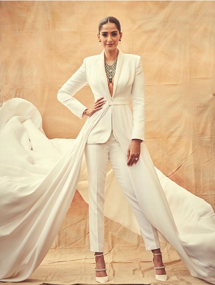 সাদা তাক্সেডোয় সোনম কাপুর