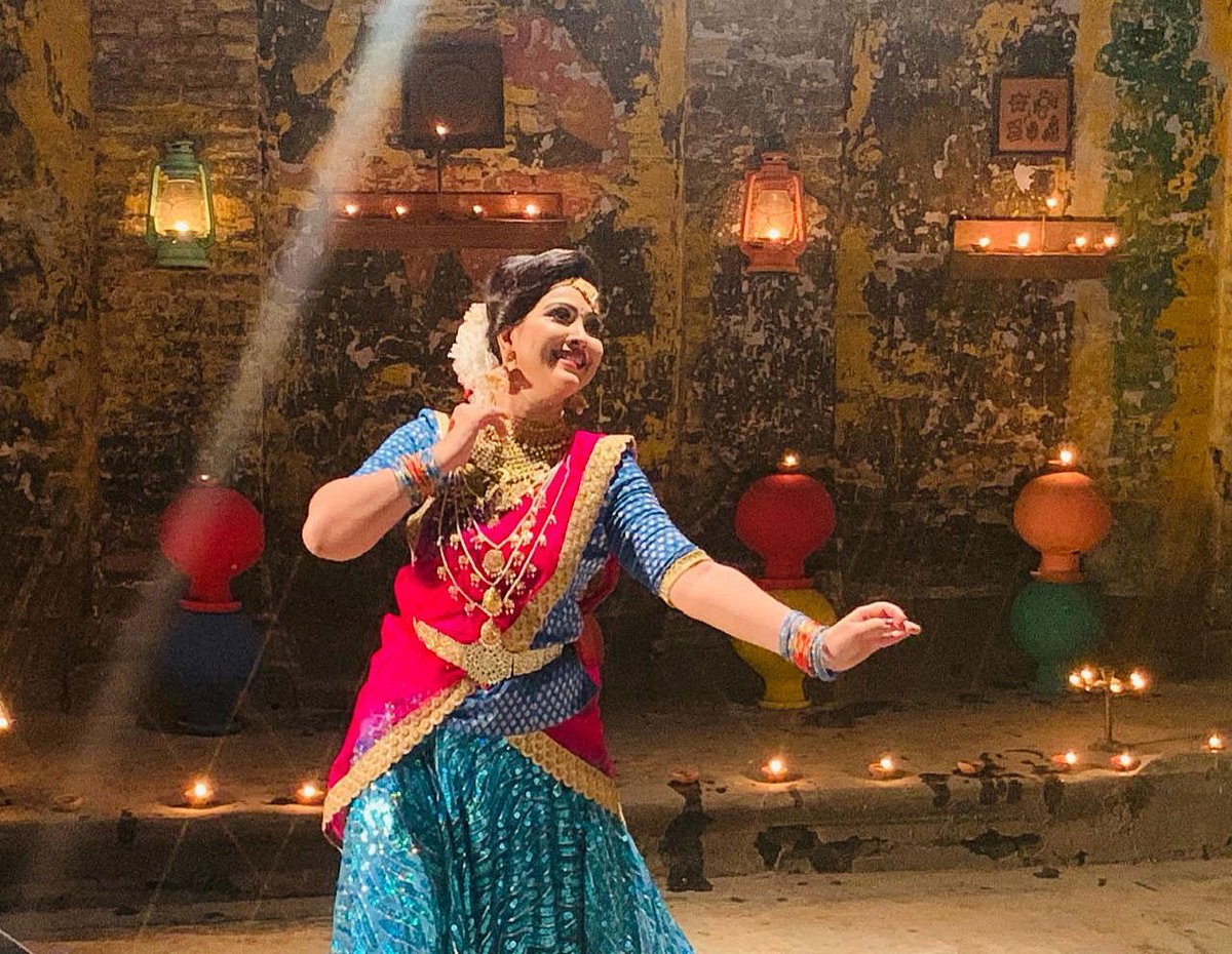 ‘মেঘের ডমরু ঘন বাজে’ গানের ভিডিওর শুটিংয়ে নাদিয়া আহমেদ। ছবি: সংগৃহীত