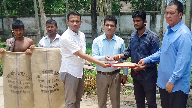সরাসরি কৃষকদের কাছ থেকে ধান কিনছেন উপজেলা নির্বাহী কর্মকর্তা মো. মাসুদুর রহমান। রাঙ্গুনিয়া, চট্টগ্রাম, ২২ মে । ছবি: আব্বাস হোসাইন