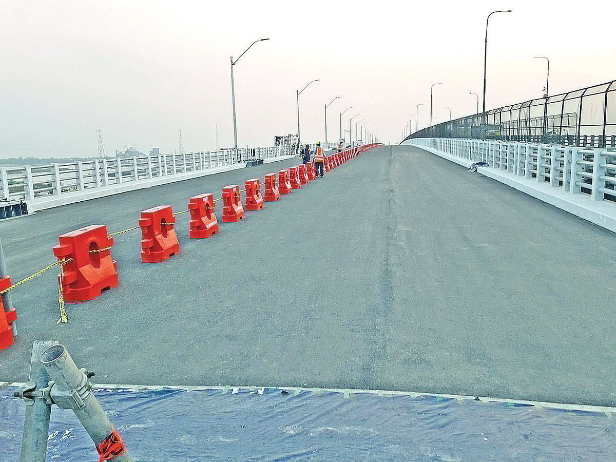 ঢাকা-চট্টগ্রাম মহাসড়কে কুমিল্লার দাউদকান্দি উপজেলার গোমতী সেতুর ওপর নির্মিত চার লেনের গোমতী দ্বিতীয় সেতুটি আগামী ২৫ মে গণভবন থেকে ভিডিও কনফারেন্সের মাধ্যমে উদ্বোধন করবেন প্রধানমন্ত্রী শেখ হাসিনা।  ছবি: আবদুর রহমান ঢালী
