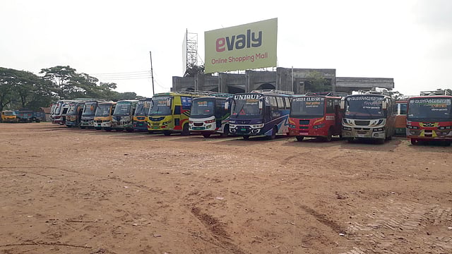 বাসমালিকদের দ্বন্দ্বের জেরে পটুয়াখালীর অভ্যন্তরীণ সড়কপথে বাস চলাচল বন্ধ। টার্মিনালে রাখা হয়েছে সব বাস। ছবি: প্রথম আলো।