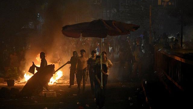 নির্বাচনের ফলাফলে ক্ষুব্ধ জনতা জাকার্তার রাজপথে প্রতিবাদ জানালে পুলিশ তাঁদের লক্ষ্য করে কাঁদানে গ্যাসের শেল ছোড়ে। ছবি: রয়টার্স