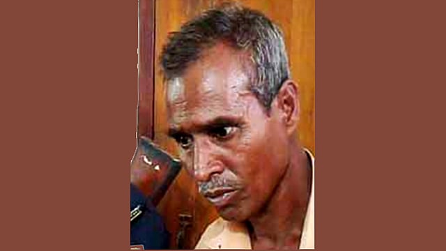দণ্ডপ্রাপ্ত কালোবাজারি ফজলুল করিম। কিশোরগঞ্জ, ২২ মে। ছবি: প্রথম আলো