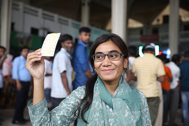 অনেক কষ্টের পর টিকিট পেয়ে মুখে বিজয়ের হাসি। কমলাপুর রেলওয়ে স্টেশন, ঢাকা, ২২ মে। ছবি: আবদুস সালাম
