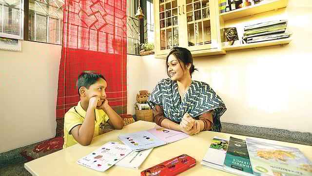 নিজের পেশা, সংসারের কাজ—সবকিছুর পরেও সন্তানকে সময় দিচ্ছেন তো? ছবি: অধুনা