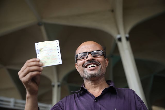 টিকিট পেয়ে বিজয়ের হাসি