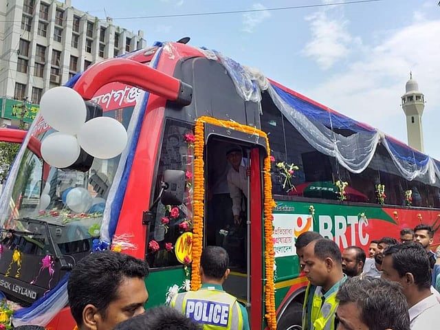 উদ্বোধন করা নতুন শীতাতপ নিয়ন্ত্রিত বাস। ছবি: সংগৃহীত।