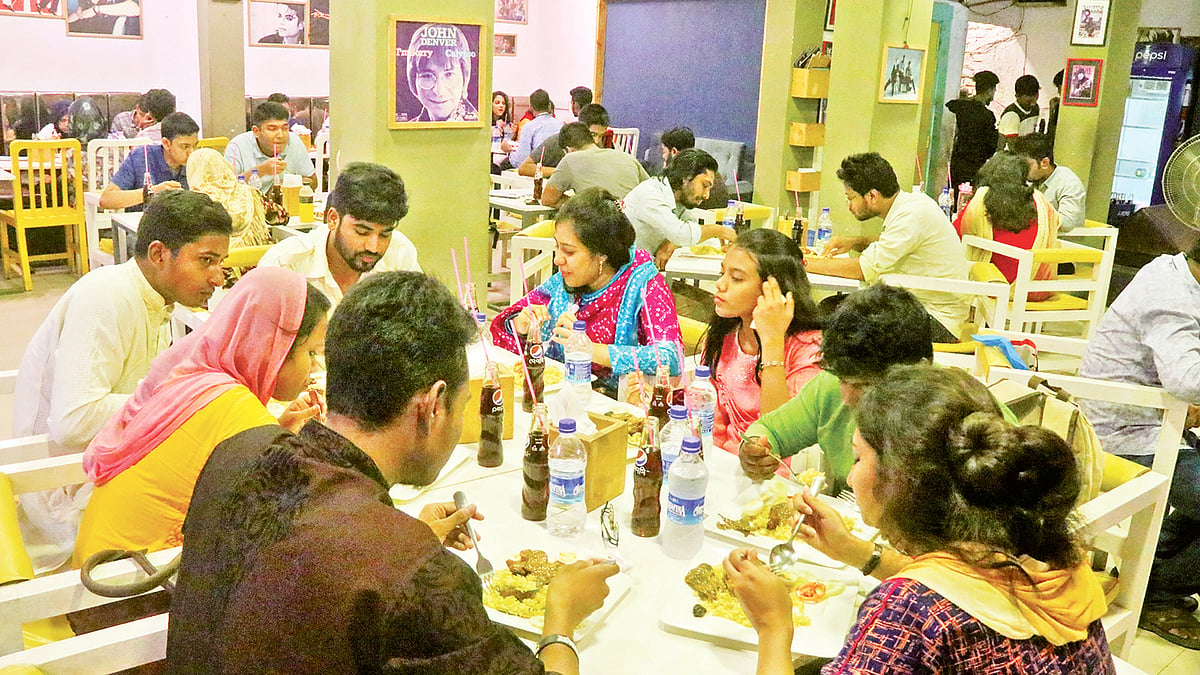 রাজশাহী শহরে ইফতারের সময় ভিড় জমছে রেস্তোরাঁয়। ছবি: প্রথম আলো