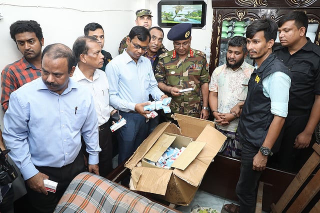 শাকিল মাহমুদ নামের এক অসাধু ব্যবসায়ীর ঘরের খাটের নিচে মিলল নকল ওষুধ।