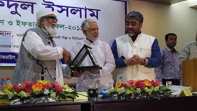 রাজধানীর আইডিবি ভবনে বৃহস্পতিবার আঞ্জুমান মুফিদুল ইসলামের ইফতার মাহফিল অনুষ্ঠিত হয়। সেখানে সালমান এফ রহমানের হাতে ক্রেস্ট তুলে দেন আঞ্জুমান মুফিদুল ইসলামের ভারপ্রাপ্ত সভাপতি মুফলেহ আর ওসমানী। ২৩ মে, ২০১৯। ছবি: প্রথম আলো