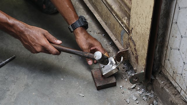 মালিক পালিয়ে যাওয়ায় নকল ওষুধের দোকানের তালা ভাঙা হচ্ছে।