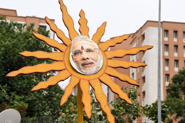 আগামী পাঁচ বছর আলো ছড়াবেন মোদি-এমন ভাবনাই যেন ওঠে এসেছে এই প্ল্যাকার্ডে। ছবি: এএফপি