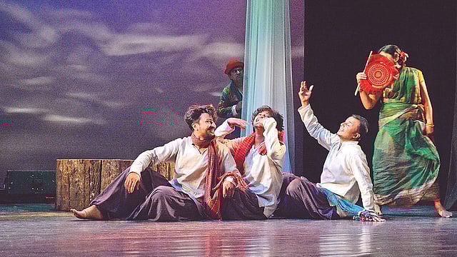 সুতায় সুতায় হ্যানা ও শাপলা নাটকের দৃশ্য