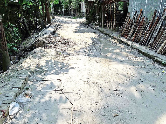 নড়াইলের লোহাগড়ার মাইটকুমড়ার এই সড়কটি বেহাল।  প্রথম আলো