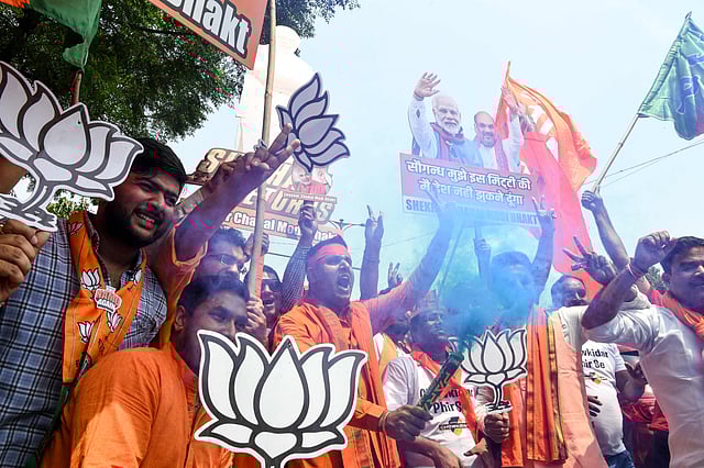 রাজধানী নয়াদিল্লিতে বিজেপি কার্যালয়ের সামনে মোদি ভক্তদের আনন্দ-উল্লাস। ছবি: এএফপি