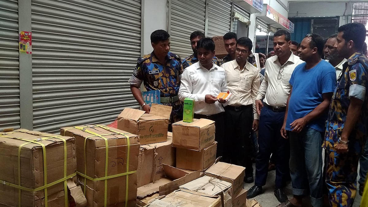 বগুড়া অনন্য মেডিকেলের গোডাউনে অভিযান চালিয়ে ১০ লাখ টাকার ওষুধ জব্দ করেন জেলা প্রশাসকের ভ্রাম্যমাণ আদালতের নির্বাহী হাকিম মো. জহুরুল ইসলাম। বগুড়া, ২৩ মে। ছবি: প্রথম আলো।