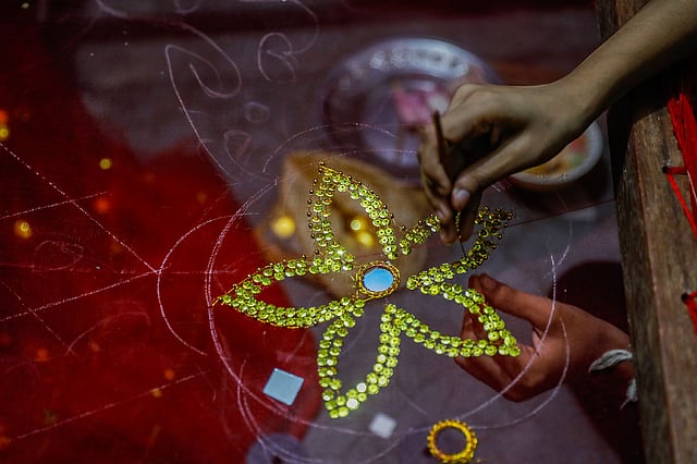 বিয়ের ওড়না তৈরি করছেন নারীরা।