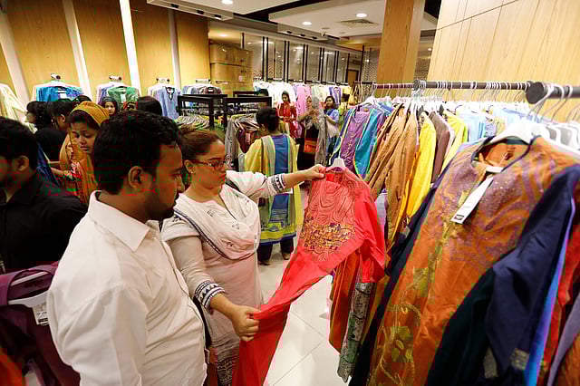 আড়ংয়ের বিক্রয়কেন্দ্রে চলছে ঈদের কেনাকাটা। ছবি: দীপু মালাকার