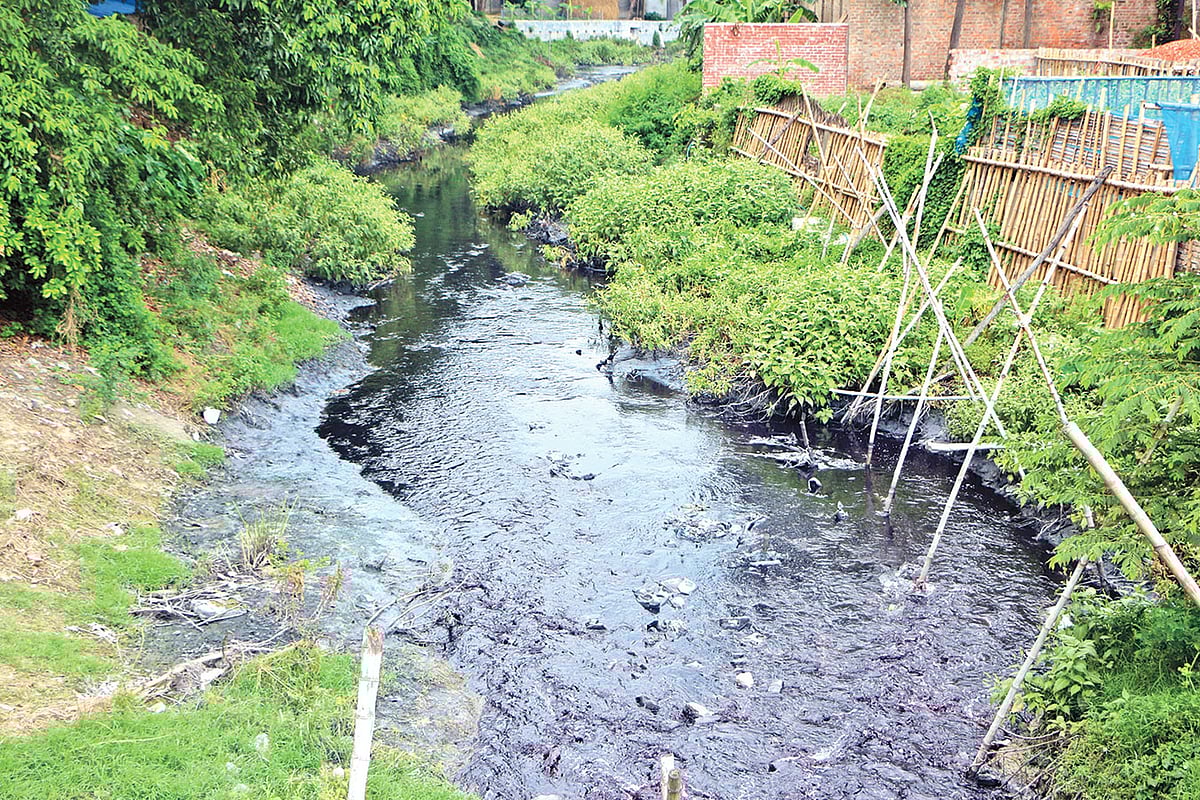 গোদনাইলের নল খাল দিয়ে অপরিশোধিত শিল্পবর্জ্য গিয়ে পড়ছে শীতলক্ষ্যা নদীতে। ছবি: দিনার মাহমুদ