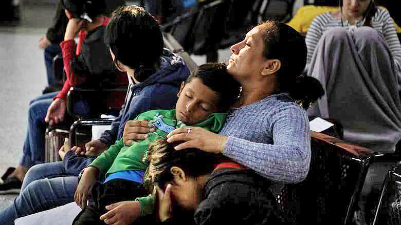 হন্ডুরাস থেকে আশ্রয় প্রার্থনা করতে এসে আটক হয়েছিলেন সোনিয়া নামের এ আশ্রয়প্রার্থী। তাঁর সঙ্গে ছিল তাঁর জমজ দুই সন্তান। ২০ মে টেক্সাসের আটককেন্দ্র থেকে মুক্তি পেয়ে দুই সন্তান ইয়াঙ্কেল ও ইয়ারিসলিডিকে নিয়ে ম্যাকঅ্যালেন বাস ডিপোতে সদ্য মুক্তি পাওয়া অন্য আশ্রয়প্রার্থীদের সঙ্গে অপেক্ষা করছেন সোনিয়া। ছবি: রয়টার্স