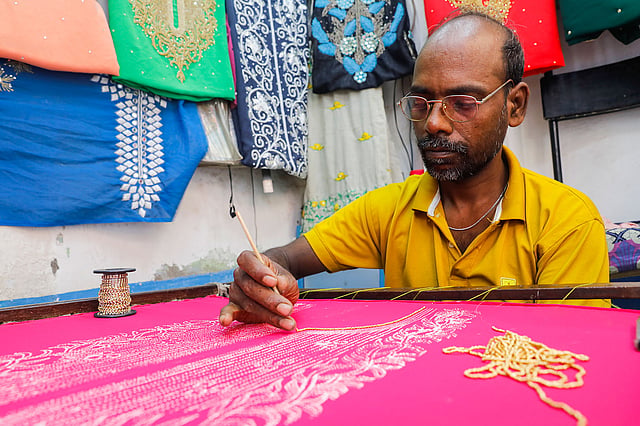 সূচিশিল্পীদের অভিযোগ, ভারতীয় কাপড় দেশে আসায় তাঁদের কাজের তেমন চাহিদা নেই।