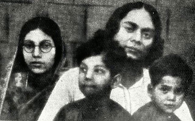 পরিবারসহ কাজী নজরুল ইসলাম। ছবি: উইকি কমনস