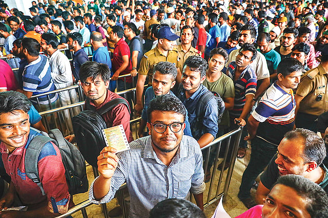 ঘণ্টার পর ঘণ্টা অপেক্ষার পর অবশেষে প্রত্যাশিত ঈদে বাড়ি ফেরার ট্রেনের টিকিট প্রাপ্তিতে খুশি এক যাত্রী। গতকাল সকালে কমলাপুর রেলওয়ে স্টেশনে।  ছবি: প্রথম আলো