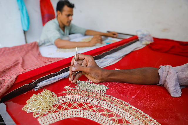 চলছে কাজ, কথা বলার ফুরসত নেই কারিগরদের।
