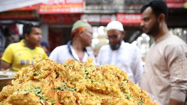 ঘুগনি ছাড়া মুড়ি মাখা যেন পরিপূর্ণতা পায় না।