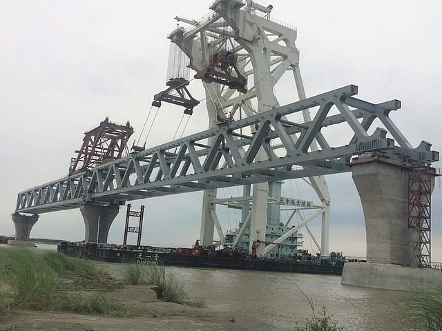 পদ্মা সেতুর ১৩তম স্প্যান বসানোর পর। পদ্মা সেতু নির্মাণস্থল, মুন্সিগঞ্জ, ২৫ মে। ছবি: সংগৃহীত