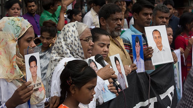 নিখোঁজ স্বজনদের ফিরে পাবার  আশায় এখনো পথে চেয়ে তাঁরা। প্রেসক্লাব, ঢাকা, ২৫ মে। ছবি: হাসান রাজা