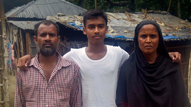 বাবা এমদাদুল ইসলাম ও মা মাহামুদা বেগমের সঙ্গে মারুফ ইসলাম। ছবি: প্রথম আলো