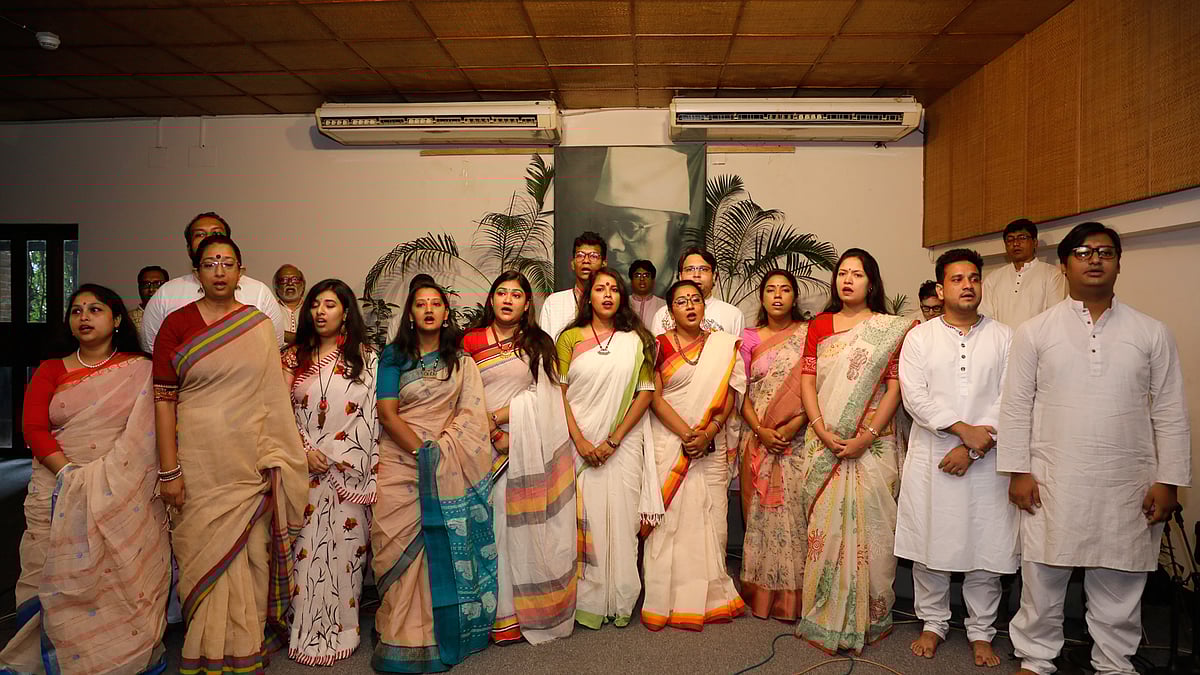 সম্মেলক কণ্ঠে গান দিয়ে শুরু হয় ছায়ানটের নজরুলজয়ন্তী। ছবি: প্রথম আলো