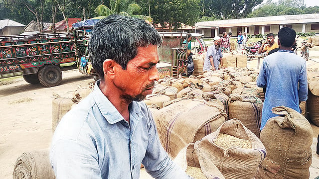 হাটে ধান তুলেছেন, কিন্তু কৃষকের মন খারাপ। নওগাঁর তেঁতুলিয়া হাটে।  ছবি: প্রথম আলো