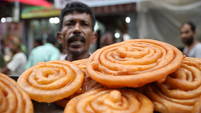 দূর–দূরান্ত থেকে অনেকে আসেন এই শাহি জিলাপি কিনতে।