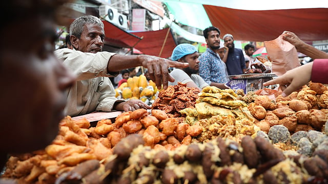 চলছে ইফতারসামগ্রী বেচাকেনা।