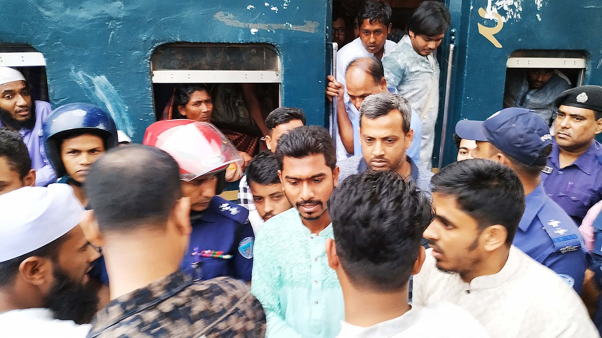 ব্রাহ্মণবাড়িয়ায় একটি ইফতার অনুষ্ঠানে প্রধান অতিথি হিসেবে যোগ দেন ডাকসুর ভিপি নুরুল হক। ব্রাহ্মণবাড়িয়া, ২৫ মে। ছবি: প্রথম আলো