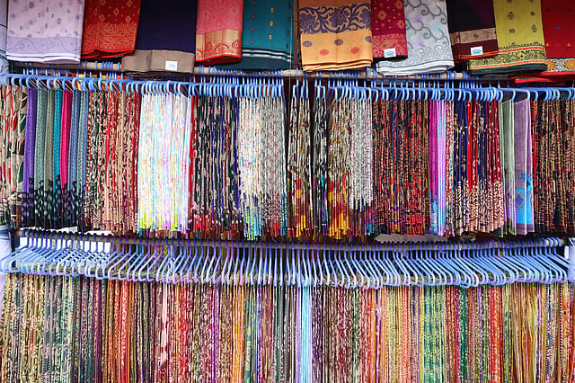 তাঁতের শাড়ির পাশাপাশি আছে প্রিন্টের শাড়িও।