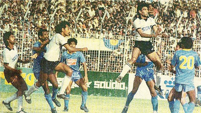 মিরপুর শেরেবাংলা স্টেডিয়ামে ১৯৮৮ সালের ফেডারেশন কাপের ফাইনালে মুখোমুখি আবাহনী ও মোহামেডান। ছবি সংগ্রহ: সৈয়দ এনাম মোর্শেদ