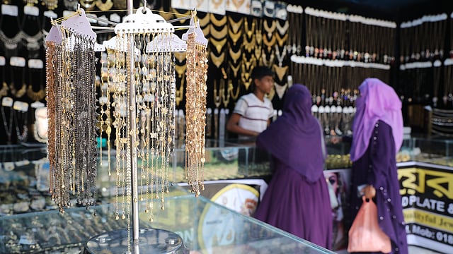 পোশাকের সঙ্গে মিলিয়ে অনেকেই গয়না কেনেন। মেলায় একটি গয়নার স্টল।