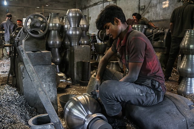 পূর্ণ আকার পাওয়ার পর চলে পালিশের কাজ।