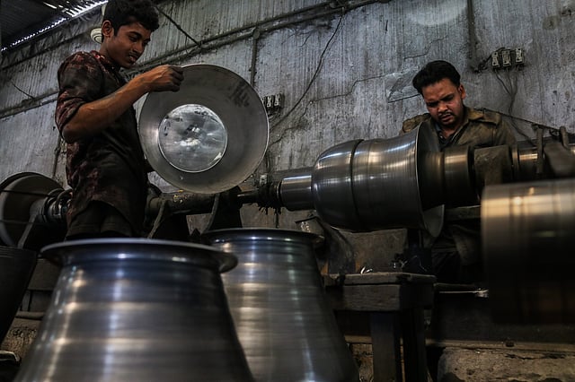 আকার ঠিক রাখতে ব্যবহার করা হয় ছাঁচ।