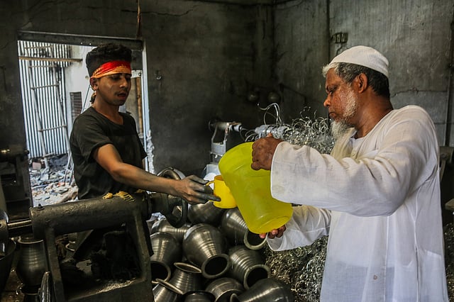 কারখানার মধ্যে গরম। তাই শ্রমিকদের কিছুক্ষণ পর পর পানি পান করতে হয়।