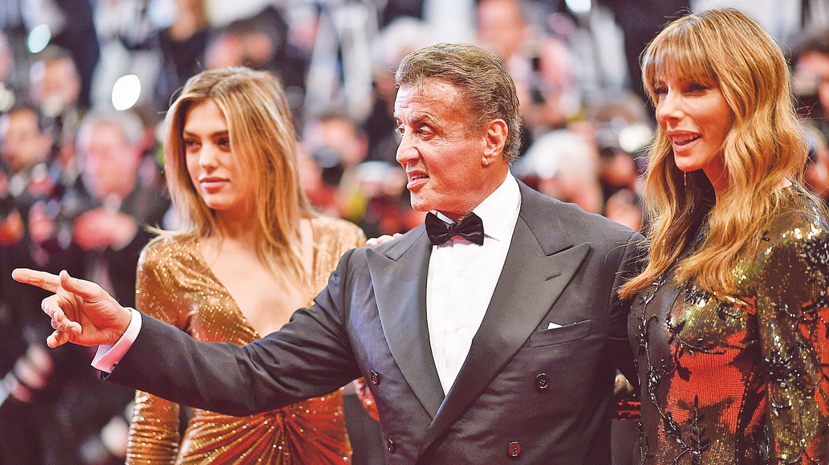 গত শুক্রবার কান চলচ্চিত্র উৎসবে সিলভেস্টার স্ট্যালনের সঙ্গে লালগালিচায় হাঁটেন স্ত্রী জেনিফার ফ্লেভিন ও মেয়ে সিস্টিন। ছবি: এএফপি