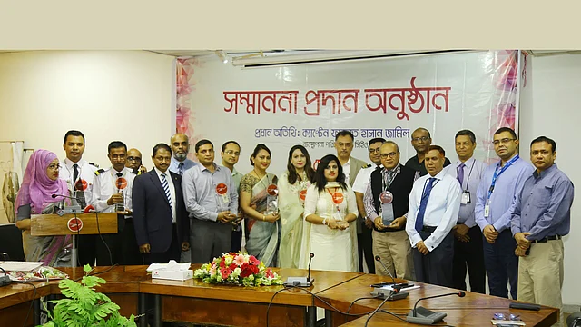 বিমান বাংলাদেশ এয়ারলাইনসের দুবাইগামী ফ্লাইট বিজি-১৪৭ ছিনতাইচেষ্টা নস্যাৎ​ এবং সাহসিকতার জন্য পাইলট ও কেবিন ক্রুদের সম্মাননা দেওয়া হয়েছে। ছবি: সংগৃহীত