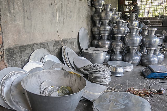 এলুমিনিয়ামের গোল প্লেট ও তৈরি হওয়া পণ্য।