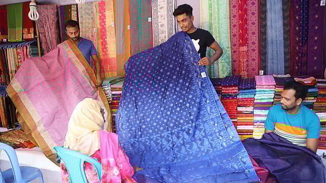 জামদানিসহ নানা ধরনের শাড়ির পসরা সাজিয়ে বসেছেন বিক্রেতারা।