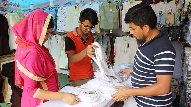 ভাইবোন এসেছেন বাড়ির বড়দের জন্য পাঞ্জাবি কিনতে।
